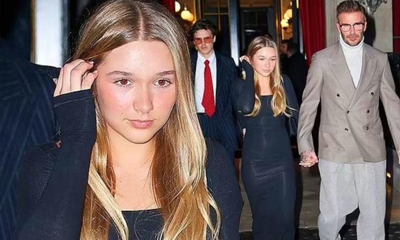 Harper Beckham diện váy bó quyến rũ, nắm tay bố David đến dự Tuần lễ thời trang Paris của mẹ Victoria