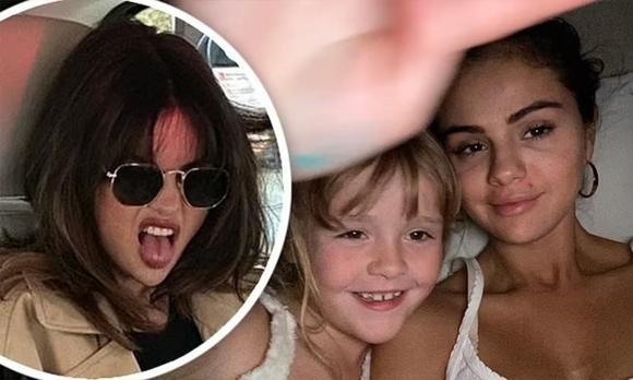 Selena Gomez chia sẻ lại khoảnh khắc vui vẻ trong năm qua, bao gồm cả bức ảnh selfie với em...