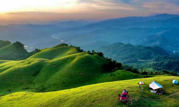 Cách thành phố Hà Nội 30 km có một thảo nguyên đẹp mê hồn, được gọi là 'Đồi Tình' của đôi trẻ