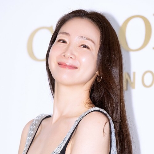 Choi Ji Woo khoe lưng trần