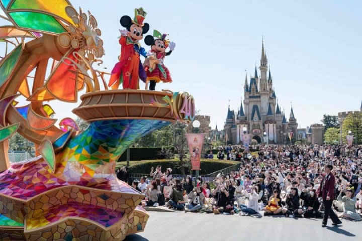 Tỷ phú cho 1.200 nhân viên đến chơi ở Disneyland Tokyo