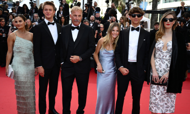 Tài tử Kevin Costner được 5 con tới ủng hộ ở Cannes