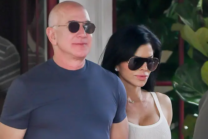 Jeff Bezos và Lauren Sanchez gây sốt khi đến nhà hàng ở Miami