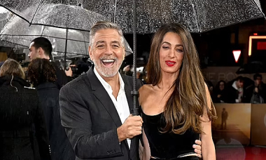 George Clooney cầm ô che mưa cho vợ trên thảm đỏ