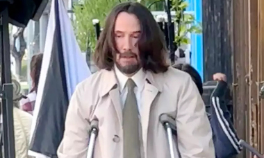 Keanu Reeves chống nạng trên phim trường