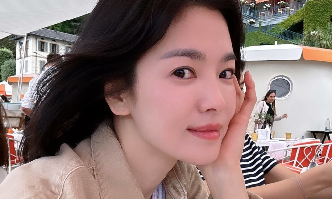 Song Hye Kyo dạo chơi 'hồ thiên đường' ở Italy