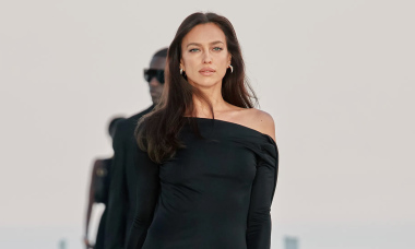 Irina Shayk mặc kín vẫn tôn đường cong ở show Versace