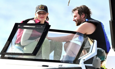 Gigi Hadid và Bradley Cooper tình tứ trên thuyền