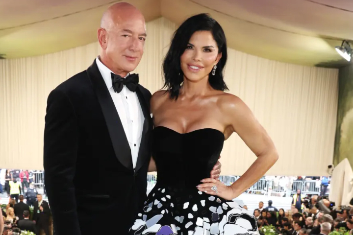 Lauren Sánchez diện váy hoa tráng gương dự Met Gala cùng Jeff Bezos