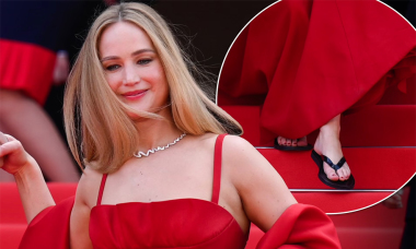 Jennifer Lawrence xỏ tông trên thảm đỏ Cannes