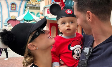 Paris Hilton đưa con trai đến Disneyland đón Giáng sinh đầu tiên