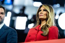 Melania Trump bênh vực việc làm người mẫu khoả thân, quảng cáo sách