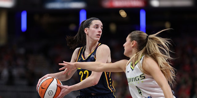 Caitlin Clark phá vỡ kỷ lục của WNBA trong trò chơi cuối cùng của mùa thường