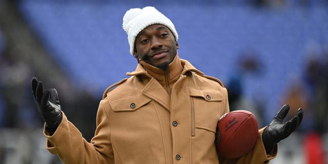 RGIII phản ứng để bị lôi ra khỏi ESPN ngay trước mùa bóng bầu dục