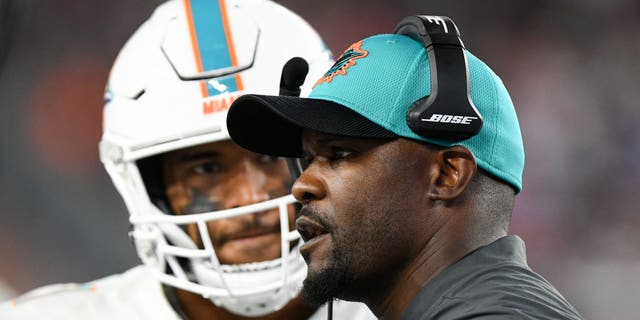 Tua Takovaila bình luận về Brian Flores chống phân biệt chủng tộc tuyên bố trong luật chống NFL