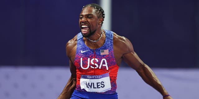 Noah Lyles chụp huy chương vàng Olympic cho Hoa Kỳ trong ảnh không thật trong 100M Đua