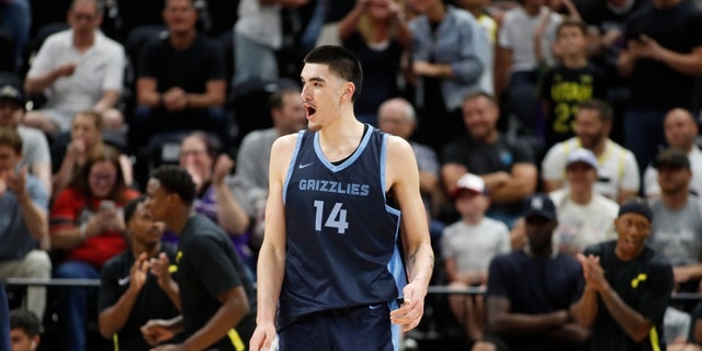 Zach Edey của Memphis cho đội tuyển trẻ của NBA sau một trận đấu mùa hè