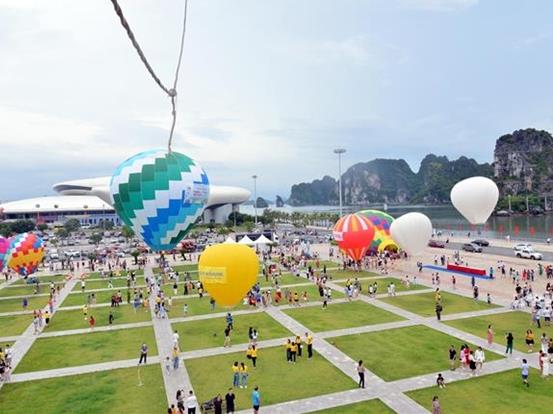 Tourists enjoy first colourful hot balloon festival