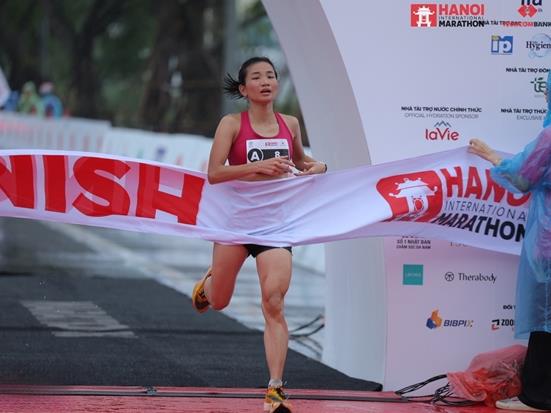 Oanh wins, set national record at Techcombank Hanoi International Marathon