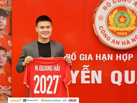 Hải signs record-breaking contract with Hà Nội Police