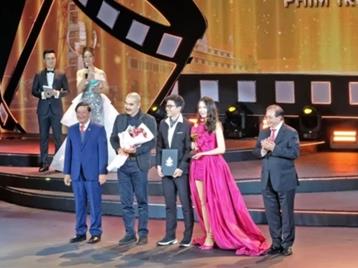 'Tro Tàn Rực Rỡ' wins various awards at national film festival