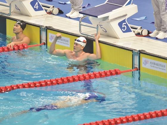 Disabled Đạt swims to golden victory