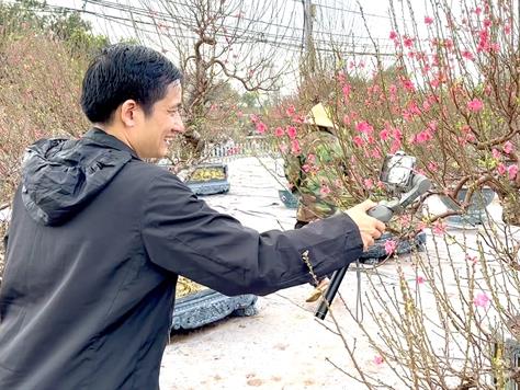 Spring emerges in the capital's bonsai villages