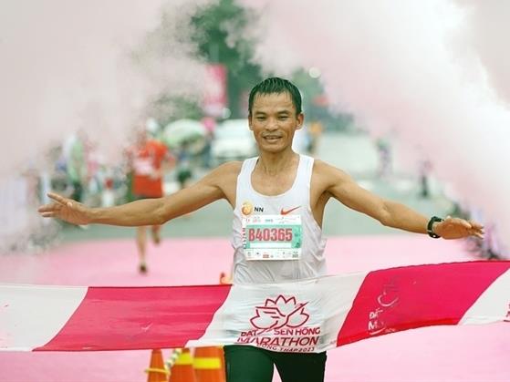 Tuấn, Hoa win top prizes at 2023 Đất Sen Hồng Marathon