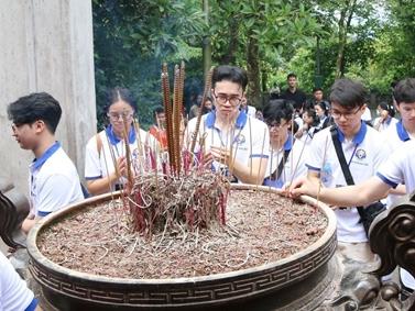 Young overseas Vietnamese commemorate Hùng Kings