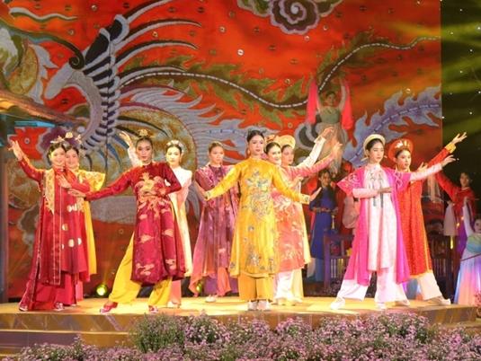 Traditional cultural values shine at Huế “Áo dài” festival