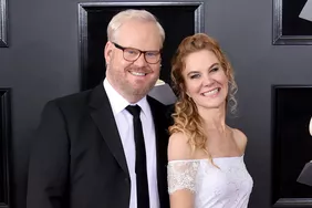 Vợ của Jim Gaffigan là ai? Tất cả về Jeannie Gaffigan