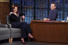 Dua Lipa ngủ quên trong phòng tắm ở quán bar sau 'ngày uống rượu' với Seth Meyers: 'Tôi chưa chuẩn bị'