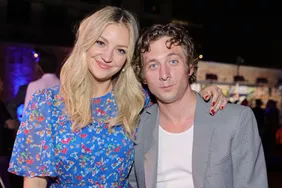 Abby Elliott đã bất ngờ khi cô ấy nhìn thấy Costar Jeremy Allen White's Calvin Klein Ads