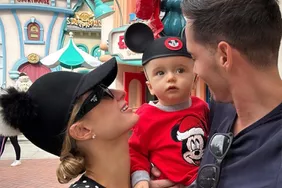 Paris Hilton đưa Son Phoenix, 11 tháng tuổi, đến Disneyland vào dịp Giáng sinh: 'Giấc mơ thành hiện thực'