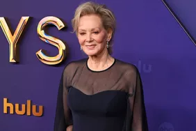 Jean Smart mang sự thăng bằng vượt thời gian đến 2024 Emmys Red Carpet trước khi mang về nhà lần thứ sáu