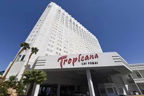 Khách sạn Tropicana nổi tiếng Las Vegas đóng cửa nhiều ngày trước năm 67 để mở đường cho sân vận động bóng chày mới