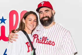 Jason Kelce tiết lộ cuốn phim lãng mạn yêu thích của vợ chồng Kylie Kelce: '