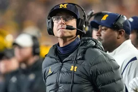 Huấn luyện viên trưởng Michigan Jim Harbaugh bị đình chỉ tham dự các trận đấu lớn cuối cùng