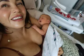 Jenna Dewan Dấu hiệu ‘ Một tuần lễ hạnh phúc cùng với con gái mới sinh Rhiannon trong khi cô chia sẻ hình vú