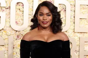 Angela Bassett Rocks mặc váy nhung khoe dáng gợi cảm tại Quả cầu vàng 2024