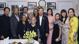 President meets with Vietnamese expats living in the US