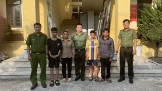 Policemen successfully find relatives of two wandering Hmong boys