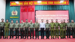 Deputy Minister Le Van Tuyen works with leaders of Gia Lai Provincial Police Department