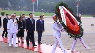 Chinese Party General Secretary and President pays tribute to President Ho Chi Minh