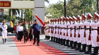 Chairman of the National Assembly Vuong Dinh Hue visits armed forces of Bac Lieu province