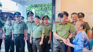 Minister Luong Tam Quang visits policy beneficiary families in Tay Ninh