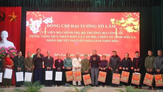 General To Lam visits and presents Tet gifts to people and soldiers in Son La province