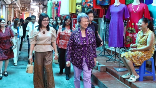 Vietnam, Singapore PMs' spouses visit Van Phuc Silk Village