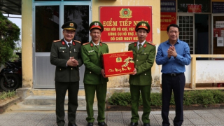 Deputy Minister Le Quoc Hung visits commune-level police in Thua Thien Hue