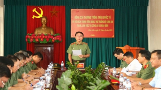 Deputy Minister Tran Quoc To works with communal police in Bac Ninh